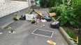 Женщина выбросила кучу мусора из окна своей квартиры ...