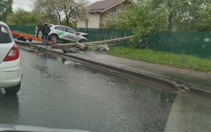 Водитель каршеринга снес столб в Колпино и улетел в кювет