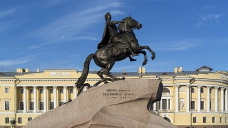 Ученые определили примерный возраст камня под памятником Петру I