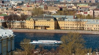 Пассажирский теплоход "Палех" сел на мель возле "Газпром арены"