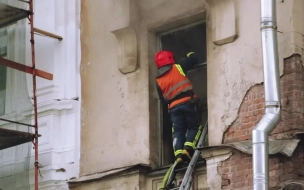 На Полюстровском проспекте 20 спасателей тушат однокомнатную квартиру 