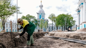 В саду у монастыря Смольного собора будут транслировать богослужения