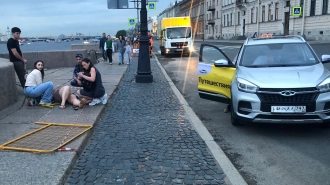 Росгвардейцы помогли женщине, получившей травму ноги в ДТП на Адмиралтейской набережной