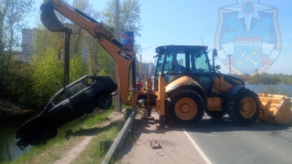 В поселке имени Свердлова в водоеме утонул автомобиль