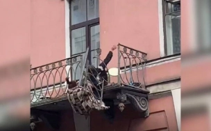 Упавшие с балкона мужчина и женщина в Петербурге выздоравливают