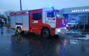 На улице Коммуны автосервис тушат 33 спасателя