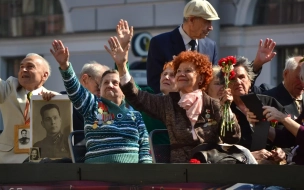 Ветеранов и блокадников в администрации Петербурга поздравили с 9 Мая