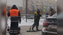 Рабочие решили уложить асфальт на Долгоозерной улице во время снегопада