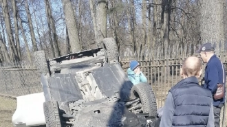 В ДТП на Петергофском шоссе перевернувшийся автомобиль прижал к забору школьницу