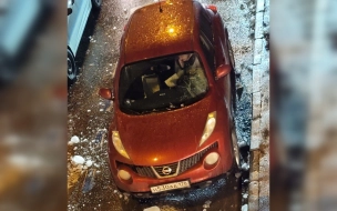 Наледь разбила лобовое стекло красной машине на набережной Фонтанки