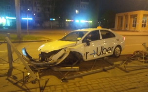 Такси снесло ограждение на пересечении Есенина и Просвещения