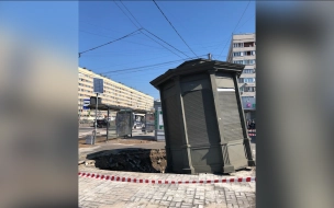 Киоск начал проваливаться в яму около станции метро "Приморская"