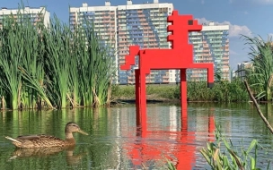 В Мурино появился красный пиксельный конь в водоеме