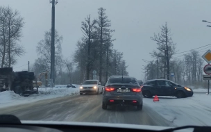 На Красносельском шоссе "Опель" завалил "КамАЗ"