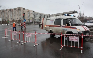 Специалисты "Теплосети" чинят прорвавшуюся на Севастопольской улице трубу