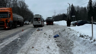 На автодороге "Гатчина – Ополье" эвакуатор сбил насмерть пешехода