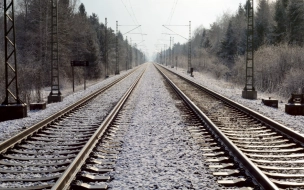 Машинист остановил поезд в нескольких сантиметрах от застрявшего на рельсах КамАЗа в Димитрове