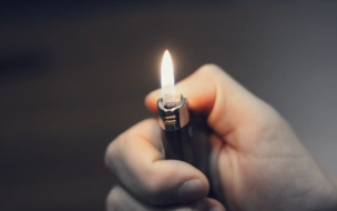 Петербургский парламент поддержал запрет на продажу зажигалок до 18 лет