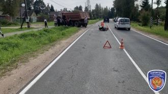 Под Петербургом 19-летний мотоциклист столкнулся с эвакуатором