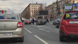 На Ленинском проспекте в ДТП перевернулся Daewoo Matiz