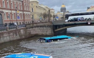 На набережной Мойки автобус с людьми упал в воду