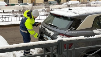 Почти 2 тыс. автомобилей  с закрытыми номерами очистили на парковках Петербурга