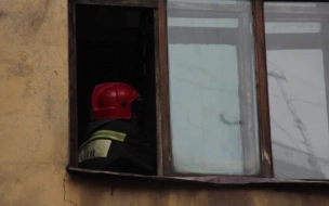 Спасатели тушат офисное помещение на улице Матроса Железняка
