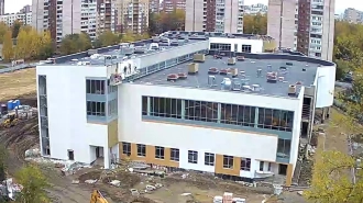 Фото: продолжается строительство школы на улице Ольги Форш