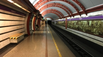 Движение на "фиолетовой" ветке метро в Петербурге останавливалось из-за задымления в перегоне