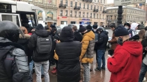 Piter.TV: в период с 13 по 16 часов на "Гостином дворе" задержали более 200 человек