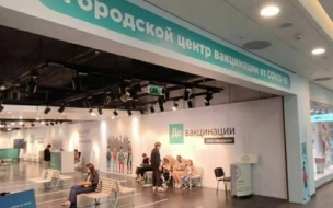 Петербуржцам рассказали, почему стоит вакцинироваться в поликлинике, а не в торговом центре