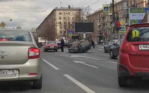 На Ленинском проспекте в ДТП перевернулся Daewoo Matiz