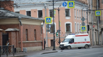 Число обратившихся за медпомощью пациентов с COVID-19 в Петербурге снизилось на 58,66%