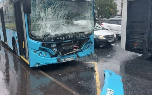 В ДТП с тремя автобусами на юге Петербурга пострадали 4 пассажирки