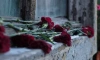 На Невском проспекте петербуржцы возложили цветы к мемориальной доске "Героизму и мужеству ленинградцев"