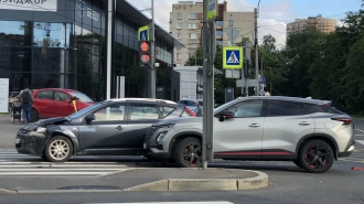 На Светлановском проспекте в Петербурге столкнулись две иномарки