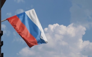 На проспекте Королева неизвестный облил красной краской флаг России