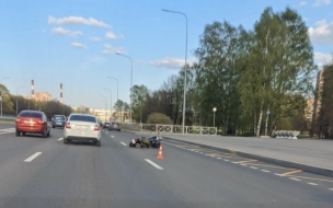 Мотоциклист на проспекте Непокорённых сбил человека