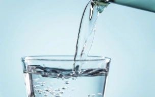 Более 50 процентов проб питьевой воды в Петербурге показали нарушения по микробиологии