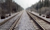 Машинист остановил поезд в нескольких сантиметрах от застрявшего на рельсах КамАЗа в Димитрове