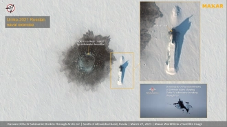 Российскую подлодку засняли из космоса с "огромной дырой" во льдах Арктики