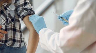 Эксперты развеяли популярные мифы о вакцинации от коронавируса