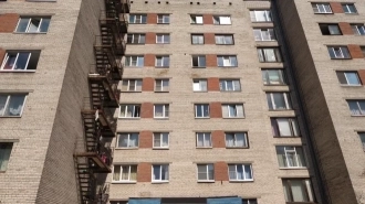 Шестиклассница выпала из окна многоэтажки на севере Петербурга