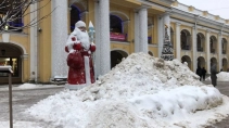 Эксперты объяснили, почему скользкие дороги лучше посыпать реагентами, чем солью и песком