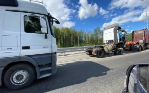 Разлитое во время ДТП под Тосно топливо засыпали песком