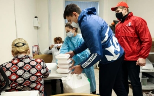 Волонтеры доставили горячее питание медикам Красногвардейского района