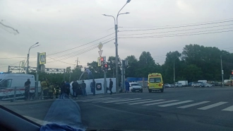 На Софийской улице в результате ДТП опрокинулся автомобиль скорой помощи