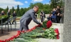 На Пискаревском кладбище возложили цветы в День памяти и скорби