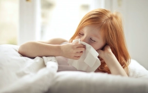 Петербургский врач назвала тревожные симптомы COVID-19 у детей