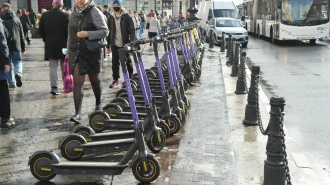 В Петербурге запретили оставлять электросамокаты ближе 15 м от остановок